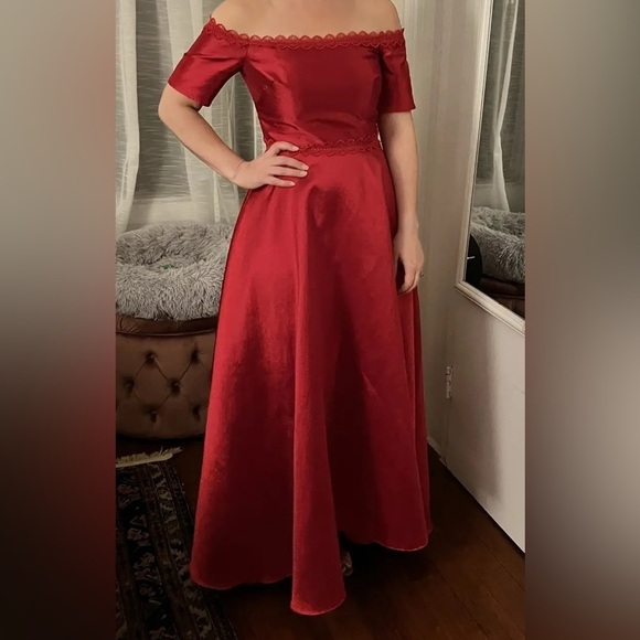 Monique Lhuillier Off Shoulder Red Mikado Gown size 2. - Picture 2 of 7